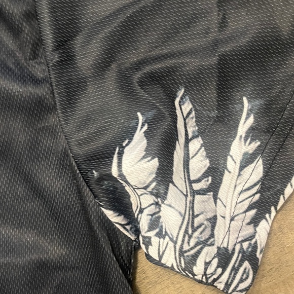 Black Graphic T-Shirt with Cross Design - Picture 6 of 7